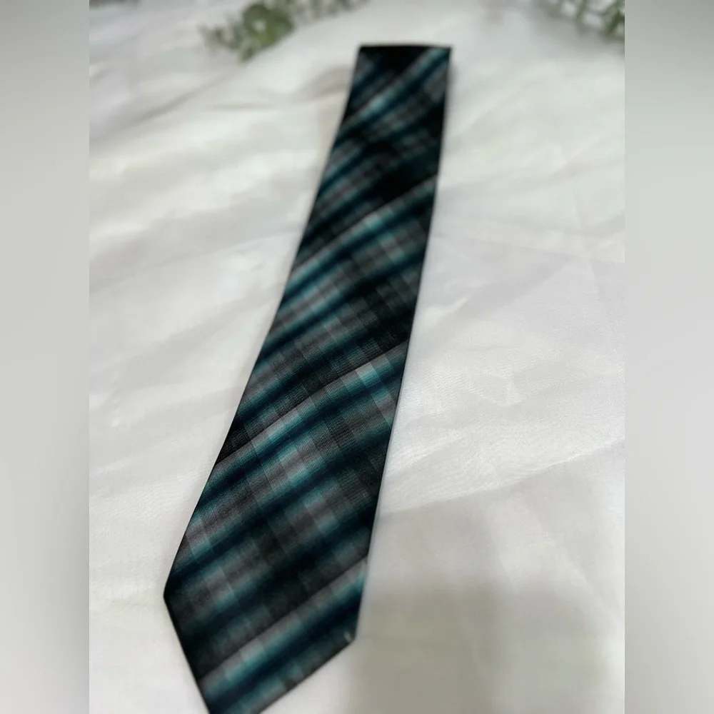 Van Heusen Blue Striped Diamond Pattern Silk Tie
